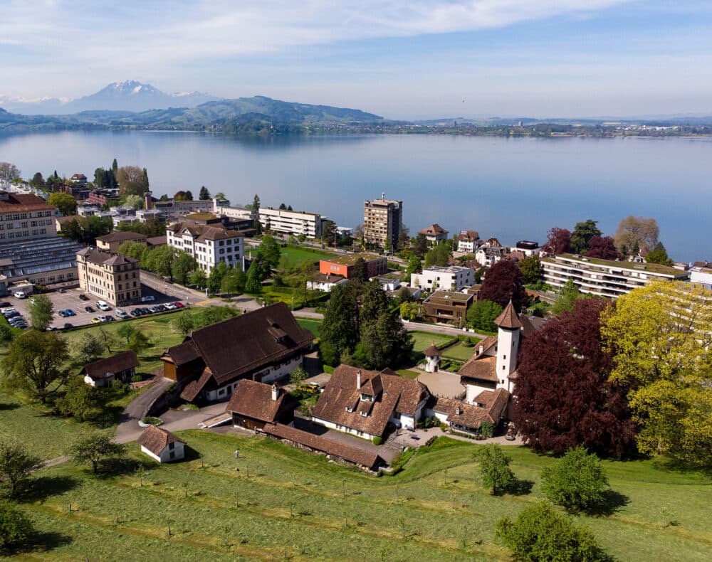 Zurlaubenhof Zug – historisches Ensemble mit Zugersee und Alpen